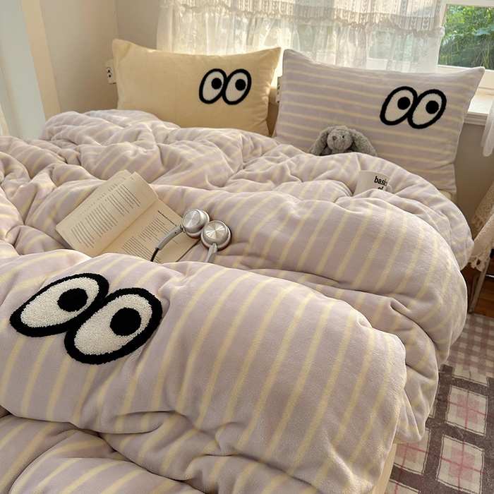 91家纺网 家纺一手货源 找家纺 桃子家居 2025新款A类ins毛巾绣显眼包撞色格子玛卡龙加厚牛奶绒织标四件套-小清新图 绒-显眼包紫条黄