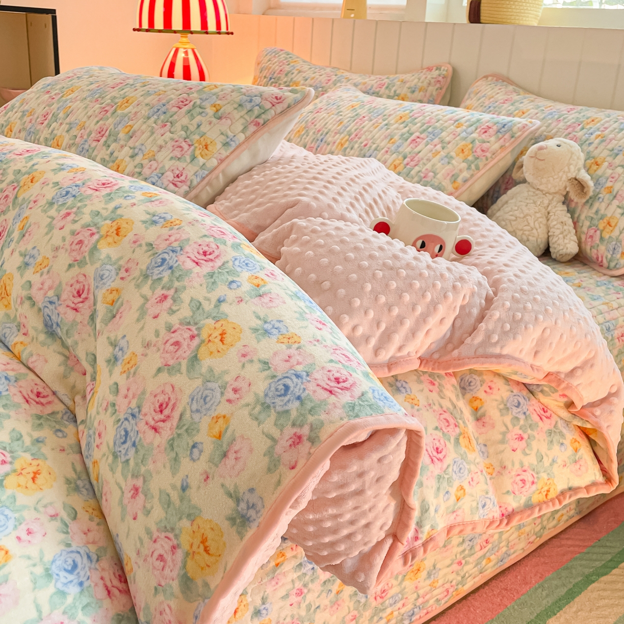 91家纺网 家纺一手货源 找家纺 贝扬思家纺 2025新款高克重牛奶绒豆豆被套床盖四件套-悦心系列 悦心-蔷薇语