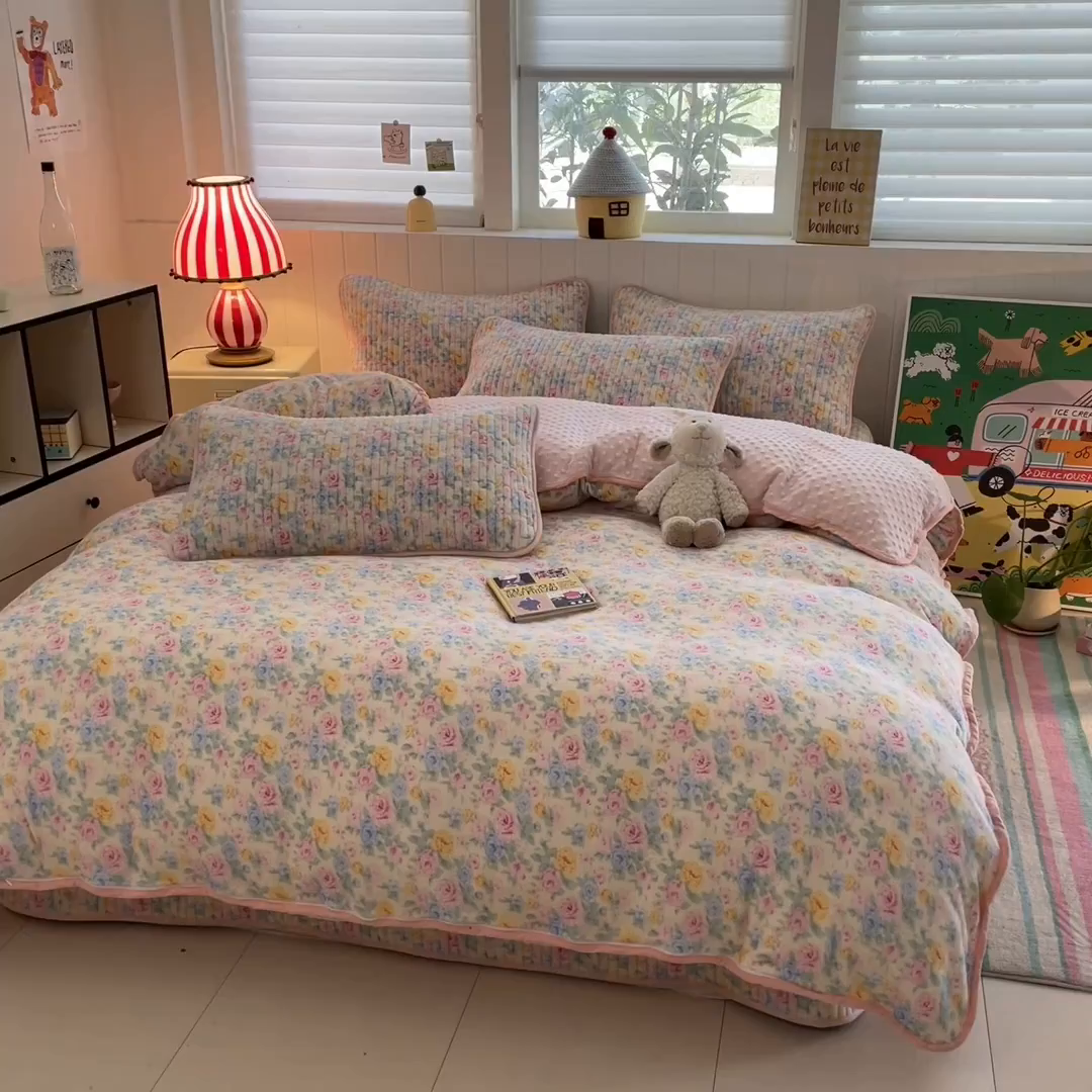 91家纺网 家纺一手货源 找家纺 贝扬思家纺 2025新款高克重牛奶绒豆豆被套床盖四件套-悦心系列 悦心-蔷薇语