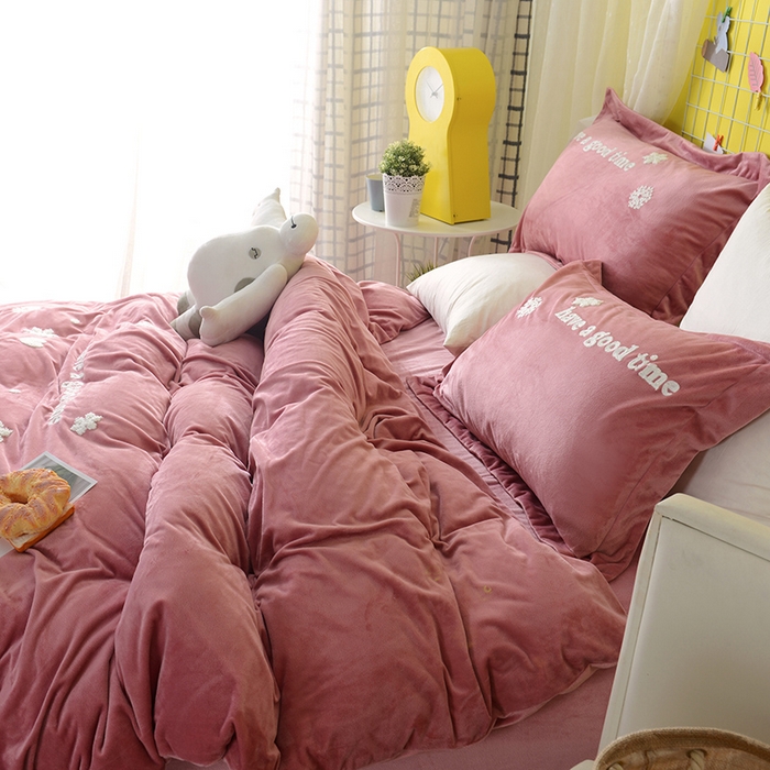 91家纺网 家纺一手货源 找家纺 （总）梵克保罗 2025新款婴儿绒原创绣花卡通学生三件套四件套