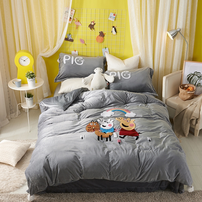 91家纺网 家纺一手货源 找家纺 梵克保罗 2025新款婴儿绒原创绣花卡通学生三件套四件套 小猪佩奇-灰