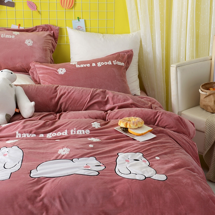 91家纺网 家纺一手货源 找家纺 梵克保罗 2025新款婴儿绒原创绣花卡通学生三件套四件套 北极熊-豆沙