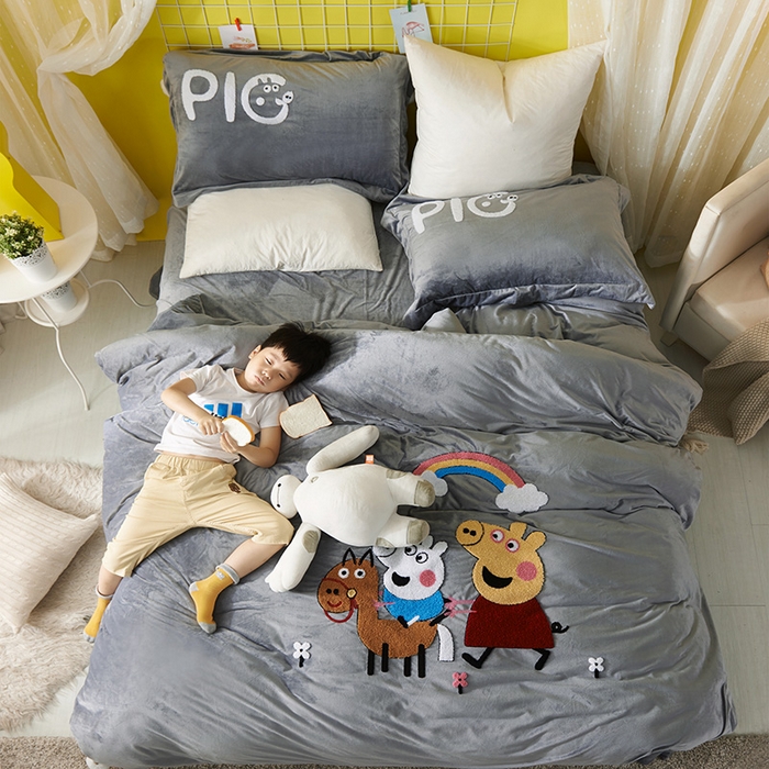 91家纺网 家纺一手货源 找家纺 梵克保罗 2025新款婴儿绒原创绣花卡通学生三件套四件套 小猪佩奇-灰