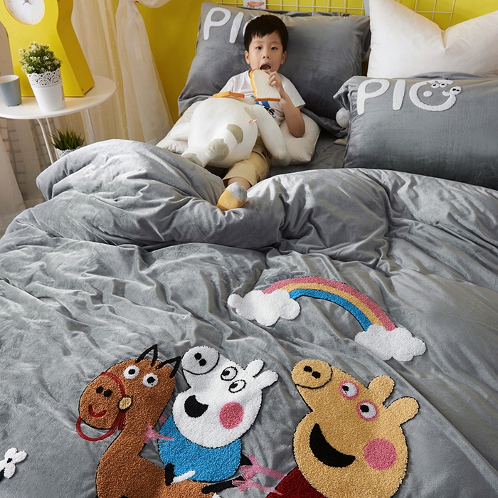 91家纺网 家纺一手货源 找家纺 梵克保罗 2025新款婴儿绒原创绣花卡通学生三件套四件套 小猪佩奇-灰