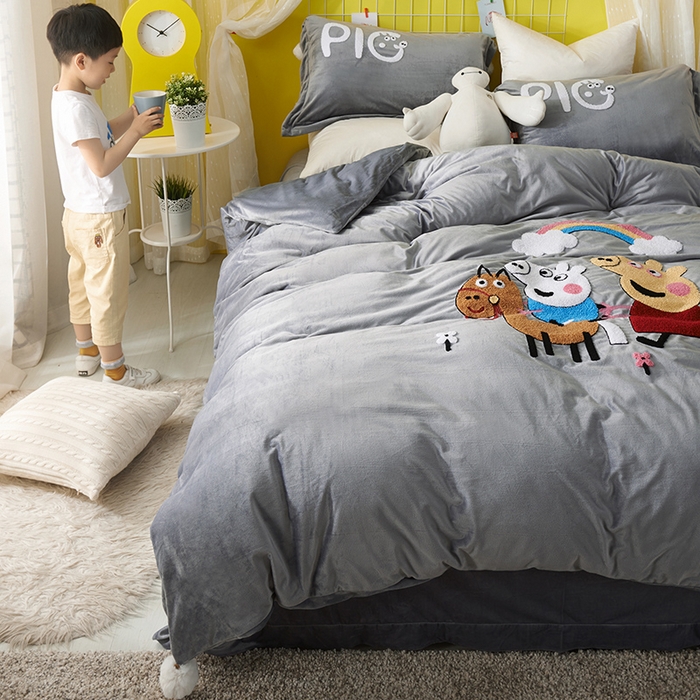 91家纺网 家纺一手货源 找家纺 梵克保罗 2025新款婴儿绒原创绣花卡通学生三件套四件套 小猪佩奇-灰