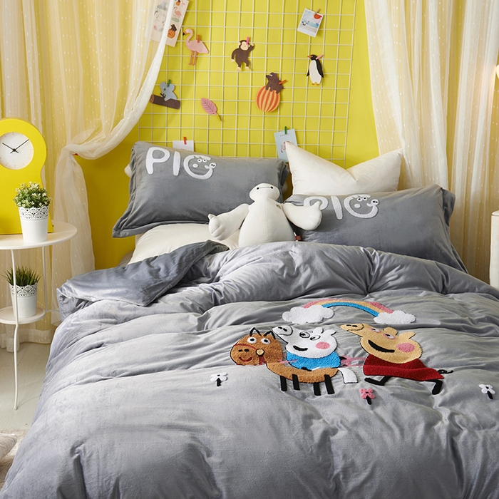 91家纺网 家纺一手货源 找家纺 梵克保罗 2025新款婴儿绒原创绣花卡通学生三件套四件套 小猪佩奇-灰