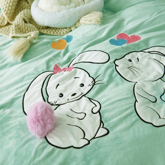 91家纺网 家纺一手货源 找家纺 梵克保罗 2025新款婴儿绒原创绣花卡通学生三件套四件套 可爱兔-绿