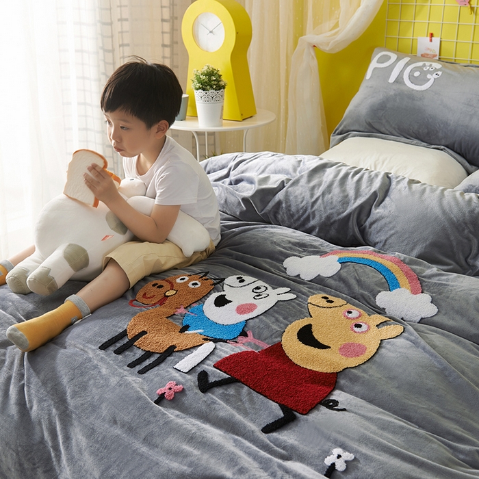 91家纺网 家纺一手货源 找家纺 梵克保罗 2025新款婴儿绒原创绣花卡通学生三件套四件套 小猪佩奇-灰