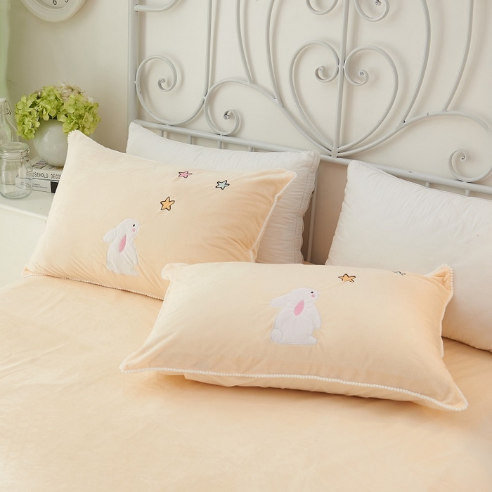 91家纺网 家纺一手货源 找家纺 梵克保罗 2025新款婴儿绒原创绣花卡通学生三件套四件套 亲亲宝贝-黄