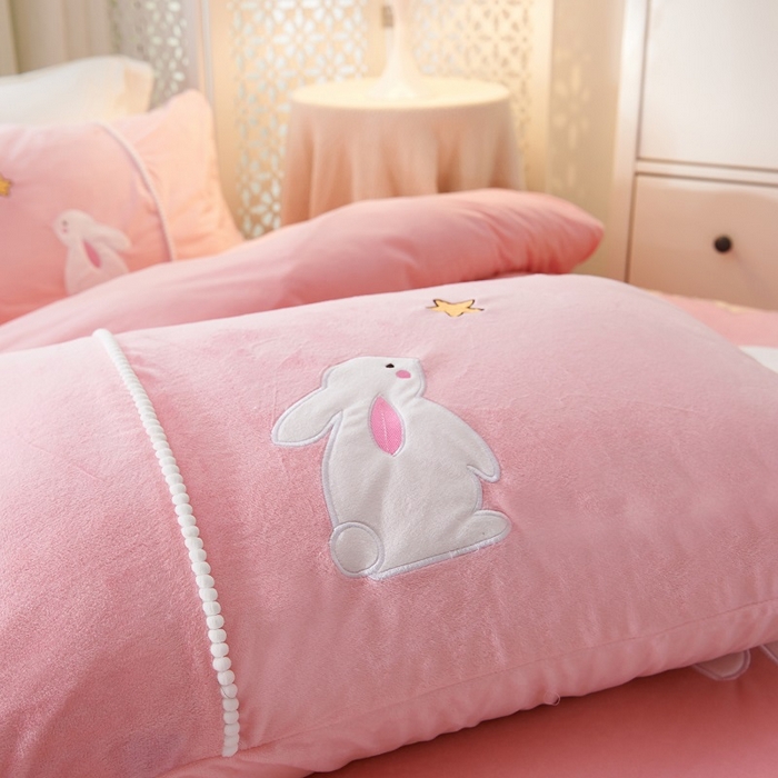 91家纺网 家纺一手货源 找家纺 梵克保罗 2025新款婴儿绒原创绣花卡通学生三件套四件套 亲亲宝贝-玉