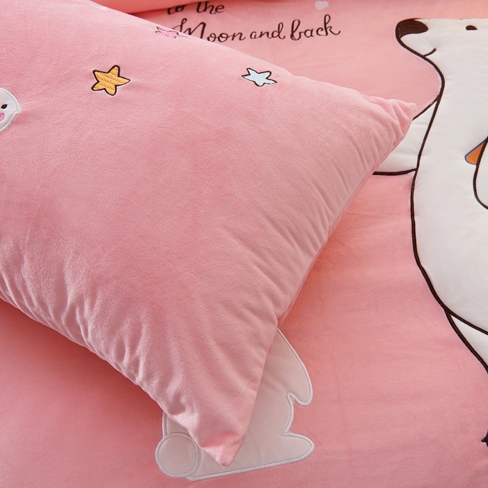 91家纺网 家纺一手货源 找家纺 梵克保罗 2025新款婴儿绒原创绣花卡通学生三件套四件套 亲亲宝贝-玉