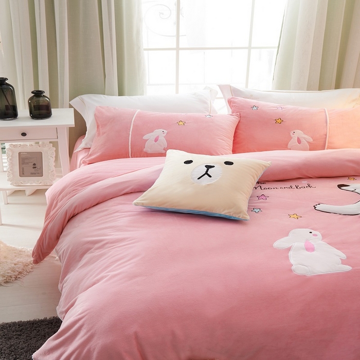 91家纺网 家纺一手货源 找家纺 梵克保罗 2025新款婴儿绒原创绣花卡通学生三件套四件套 亲亲宝贝-玉