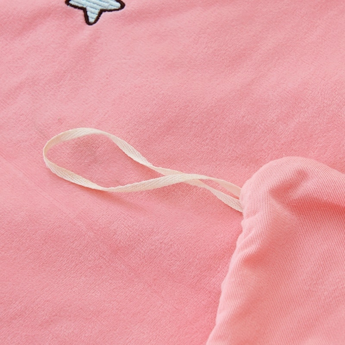 91家纺网 家纺一手货源 找家纺 梵克保罗 2025新款婴儿绒原创绣花卡通学生三件套四件套 亲亲宝贝-玉