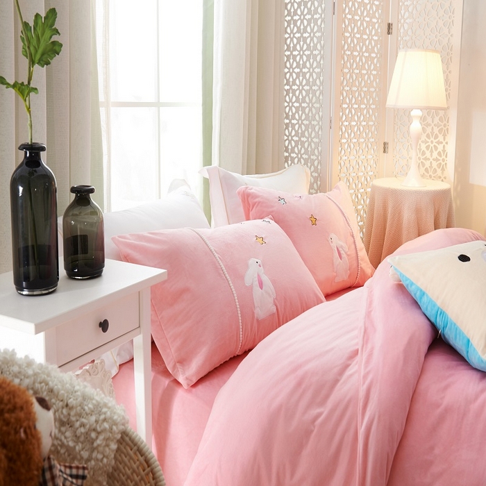 91家纺网 家纺一手货源 找家纺 梵克保罗 2025新款婴儿绒原创绣花卡通学生三件套四件套 亲亲宝贝-玉