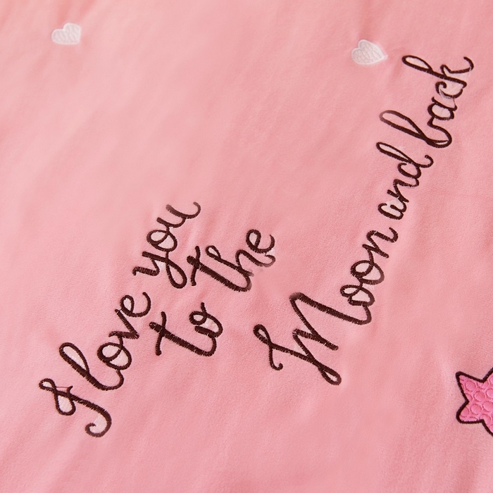 91家纺网 家纺一手货源 找家纺 梵克保罗 2025新款婴儿绒原创绣花卡通学生三件套四件套 亲亲宝贝-玉