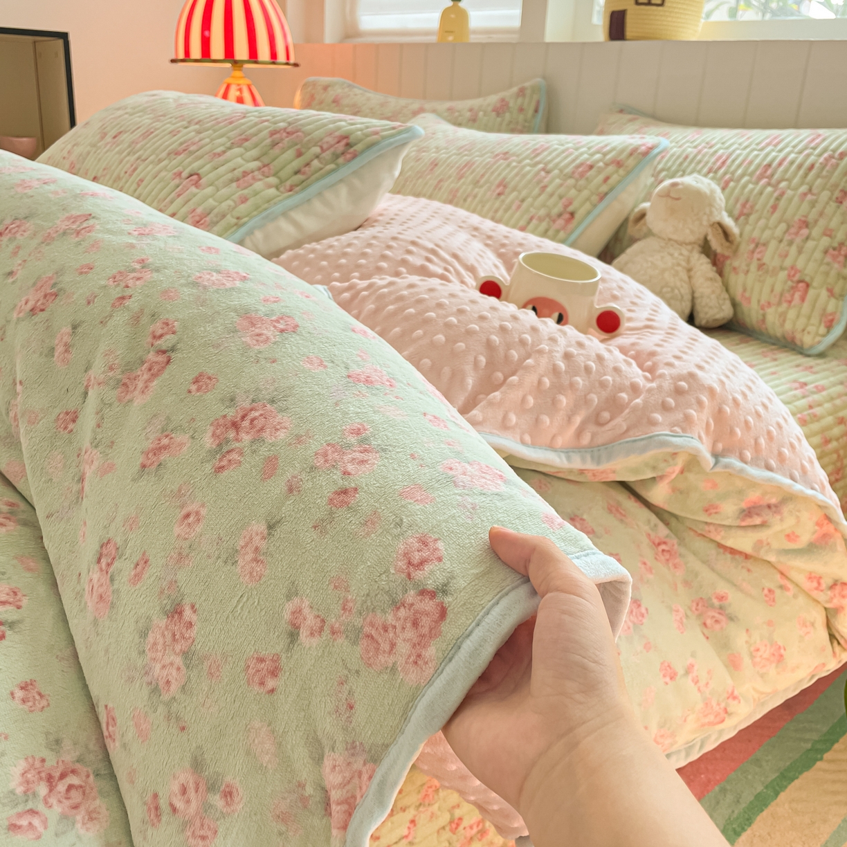 91家纺网 家纺一手货源 找家纺 贝扬思家纺 2025新款高克重牛奶绒豆豆被套床盖四件套-悦心系列 悦心-青提奶泡