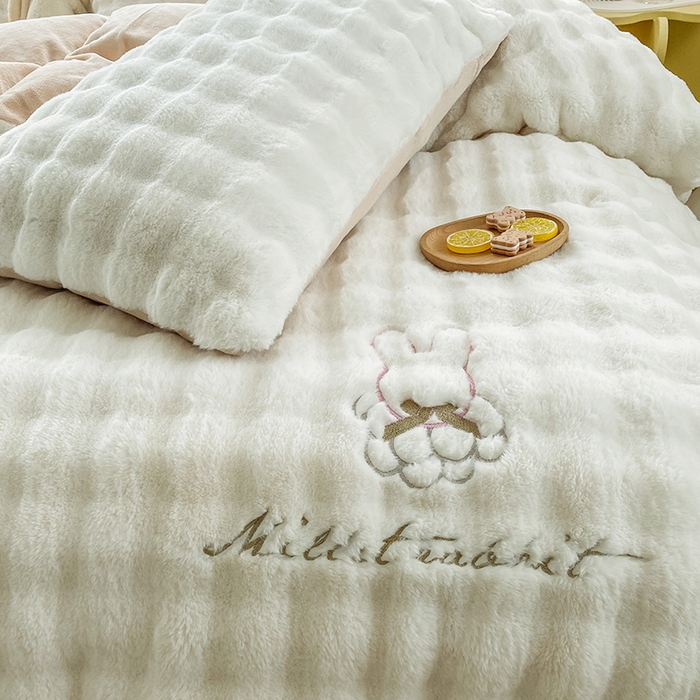 91家纺网 家纺一手货源 找家纺 潮邦创意家居 2025新款小米兔泡泡兔绒保暖四件套 米兔白