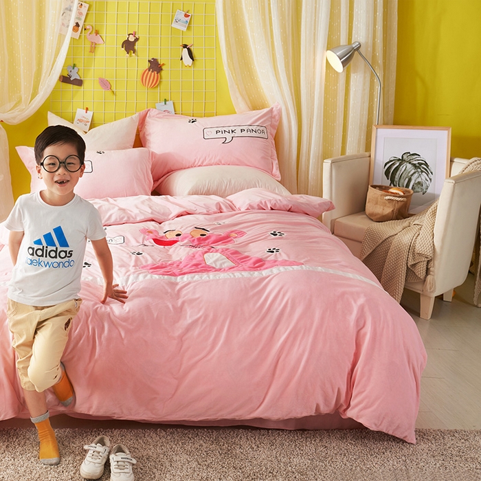 91家纺网 家纺一手货源 找家纺 梵克保罗 2025新款婴儿绒原创绣花卡通学生三件套四件套 粉红豹-玉