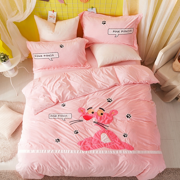 91家纺网 家纺一手货源 找家纺 梵克保罗 2025新款婴儿绒原创绣花卡通学生三件套四件套 粉红豹-玉