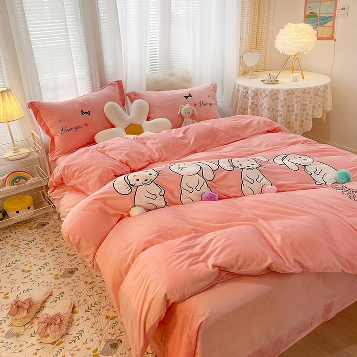 91家纺网 家纺一手货源 找家纺 梵克保罗 2025新款婴儿绒原创绣花卡通学生三件套四件套 可爱兔-粉