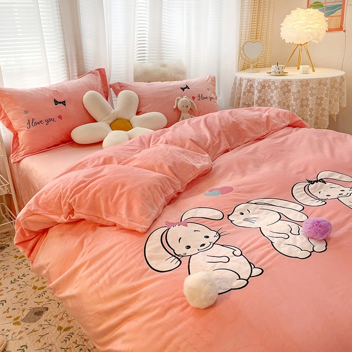 91家纺网 家纺一手货源 找家纺 梵克保罗 2025新款婴儿绒原创绣花卡通学生三件套四件套 可爱兔-粉