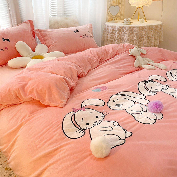 91家纺网 家纺一手货源 找家纺 梵克保罗 2025新款婴儿绒原创绣花卡通学生三件套四件套 可爱兔-粉