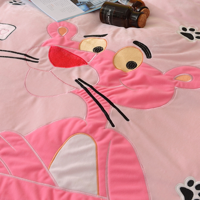 91家纺网 家纺一手货源 找家纺 梵克保罗 2025新款婴儿绒原创绣花卡通学生三件套四件套 粉红豹-玉