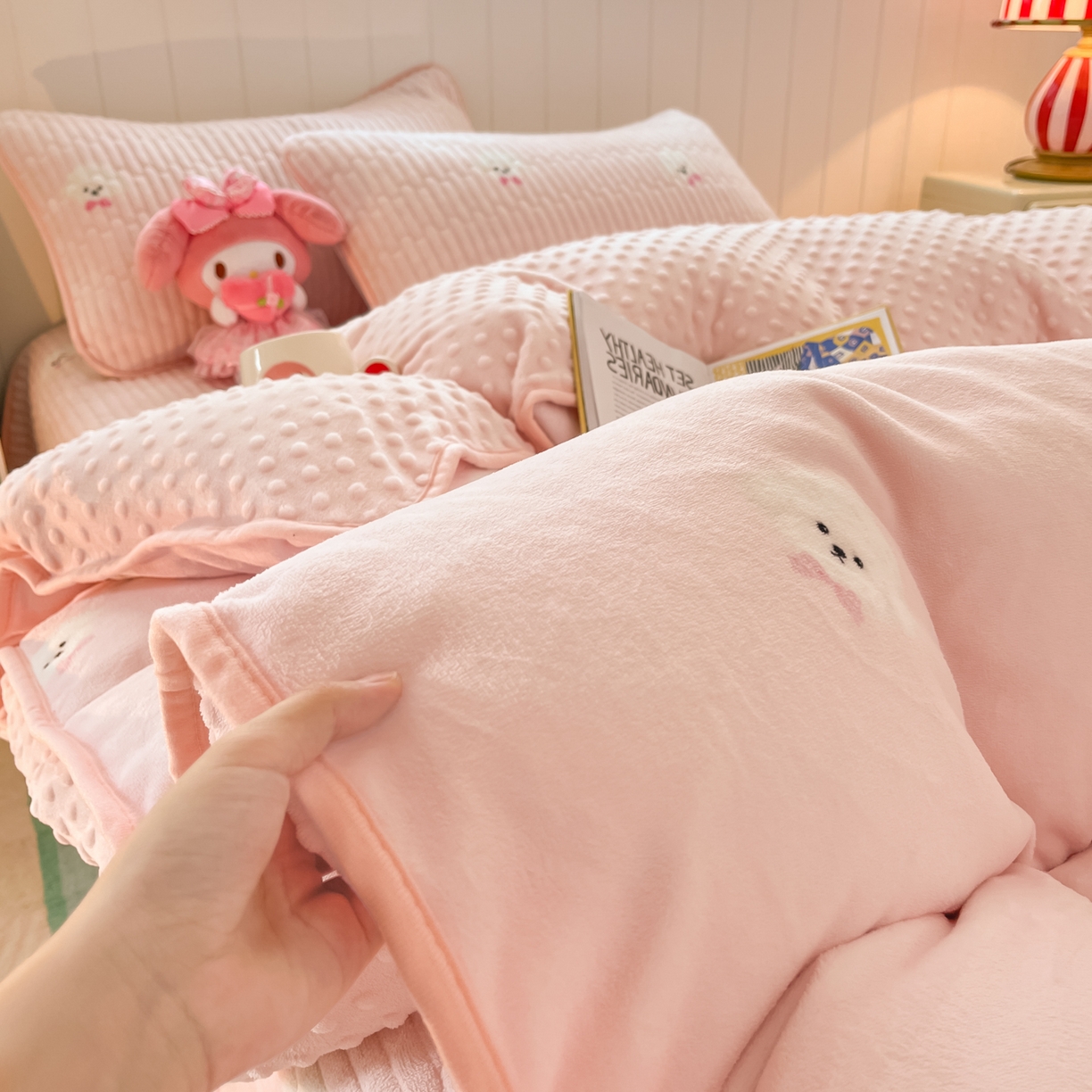 91家纺网 家纺一手货源 找家纺 贝扬思家纺 2025新款高克重牛奶绒豆豆被套床盖四件套-悦心系列 悦心-绒绒小狗粉
