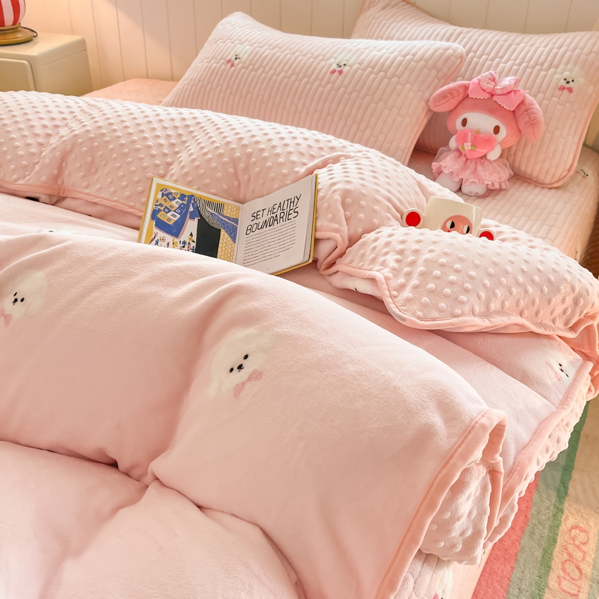 91家纺网 家纺一手货源 找家纺 贝扬思家纺 2025新款高克重牛奶绒豆豆被套床盖四件套-悦心系列 悦心-绒绒小狗粉