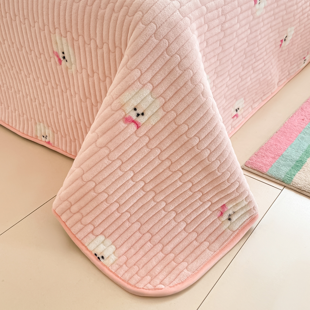 91家纺网 家纺一手货源 找家纺 贝扬思家纺 2025新款高克重牛奶绒豆豆被套床盖四件套-悦心系列 悦心-绒绒小狗粉