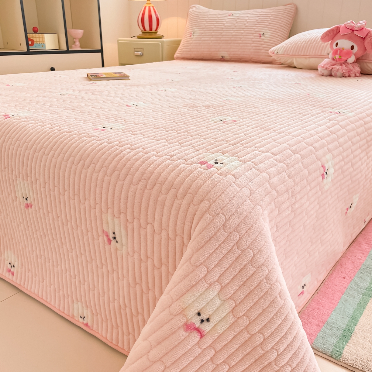 91家纺网 家纺一手货源 找家纺 贝扬思家纺 2025新款高克重牛奶绒豆豆被套床盖四件套-悦心系列 悦心-绒绒小狗粉