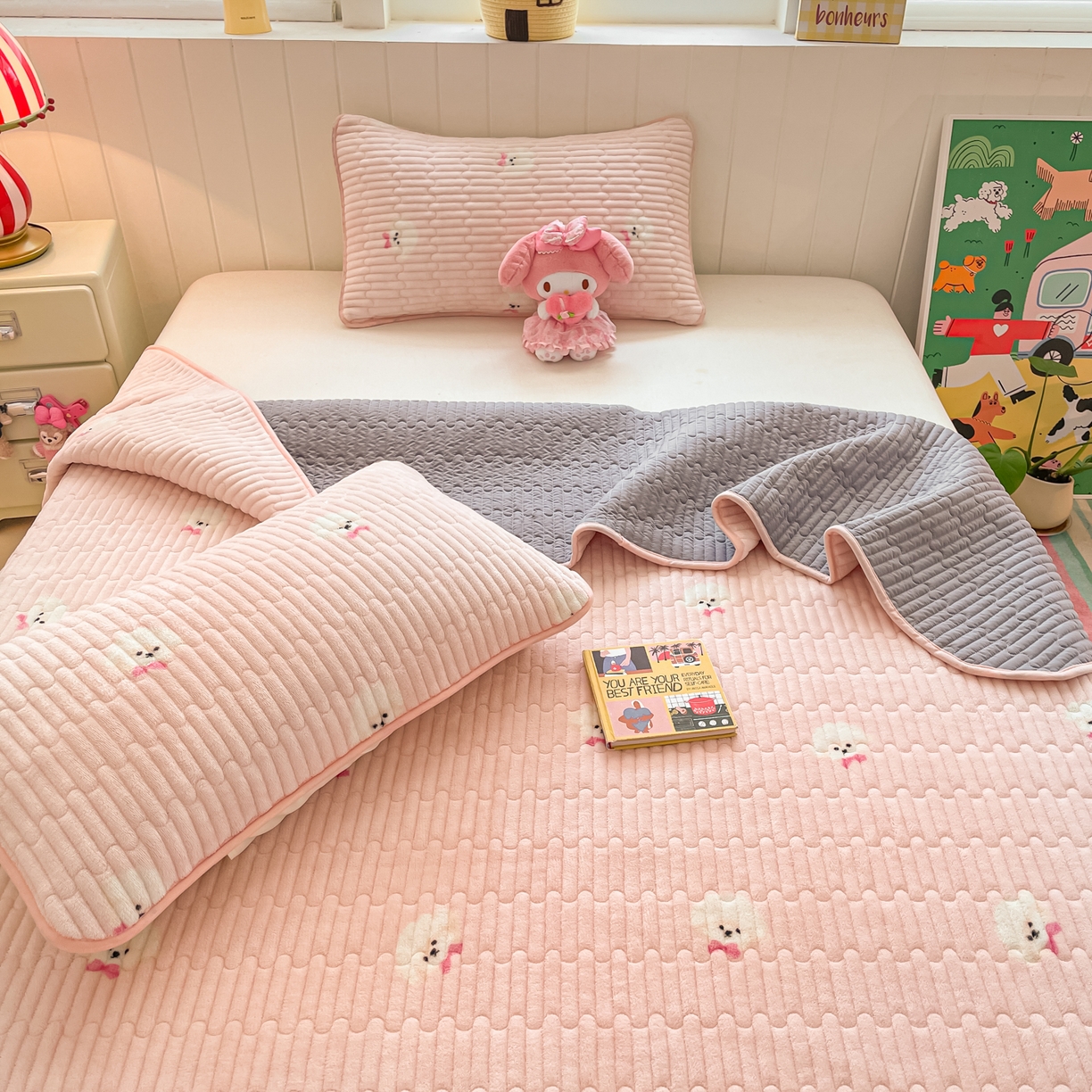 91家纺网 家纺一手货源 找家纺 贝扬思家纺 2025新款高克重牛奶绒豆豆被套床盖四件套-悦心系列 悦心-绒绒小狗粉