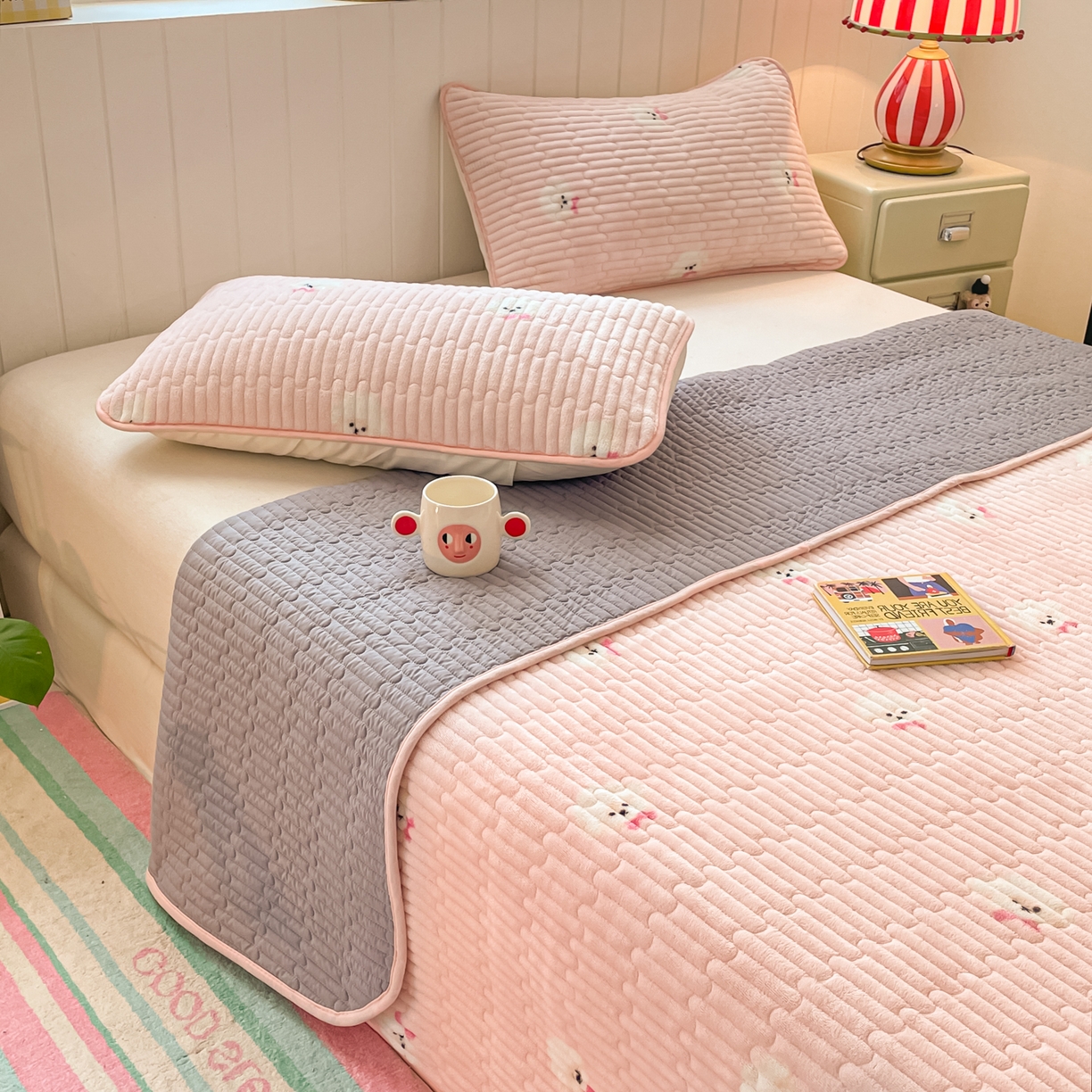 91家纺网 家纺一手货源 找家纺 贝扬思家纺 2025新款高克重牛奶绒豆豆被套床盖四件套-悦心系列 悦心-绒绒小狗粉