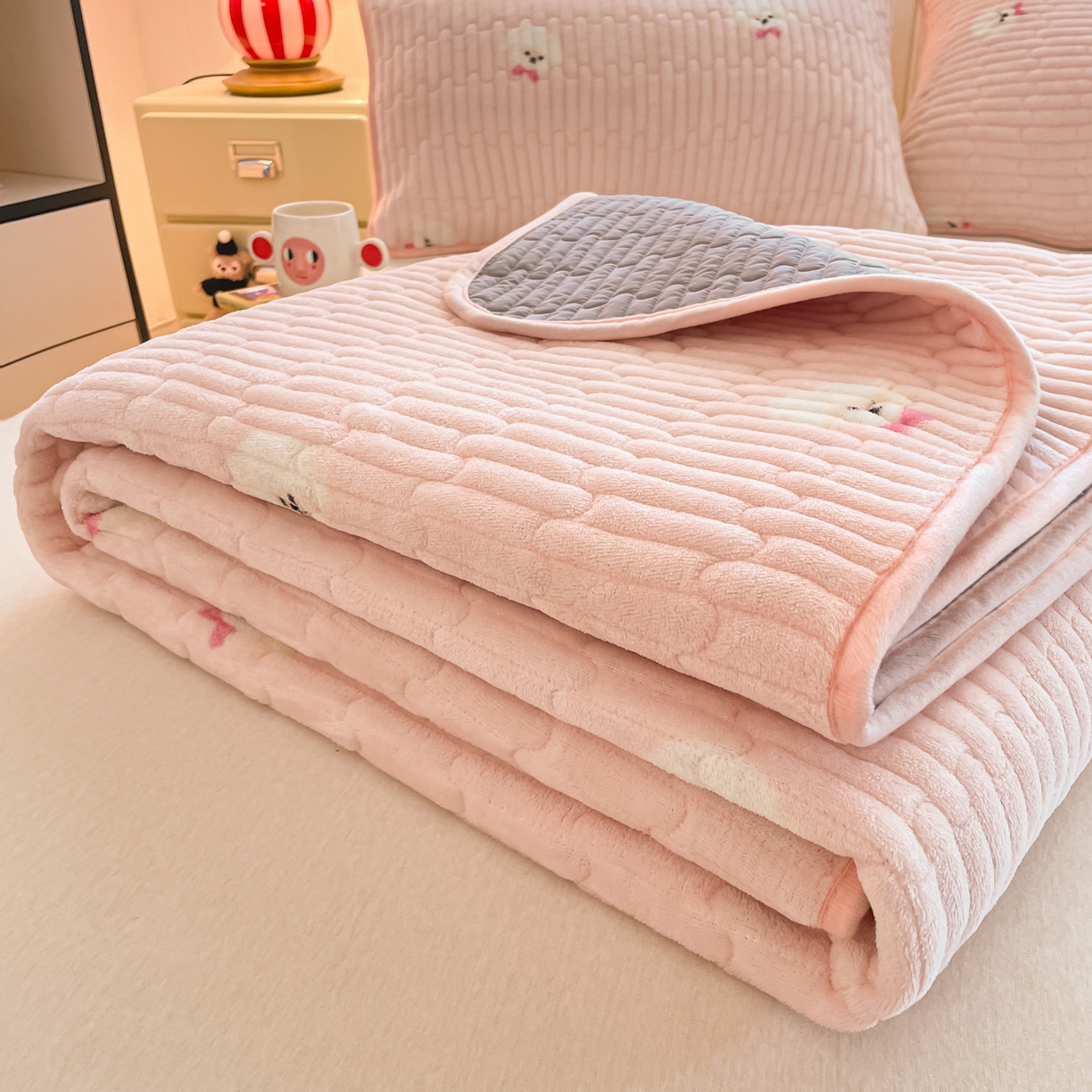 91家纺网 家纺一手货源 找家纺 贝扬思家纺 2025新款高克重牛奶绒豆豆被套床盖四件套-悦心系列 悦心-绒绒小狗粉