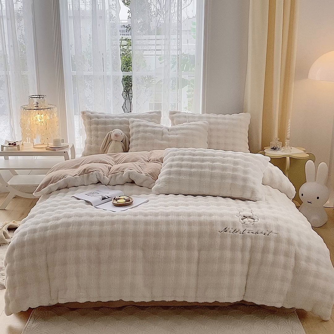 91家纺网 家纺一手货源 找家纺 潮邦创意家居 2025新款小米兔泡泡兔绒保暖四件套 米兔白
