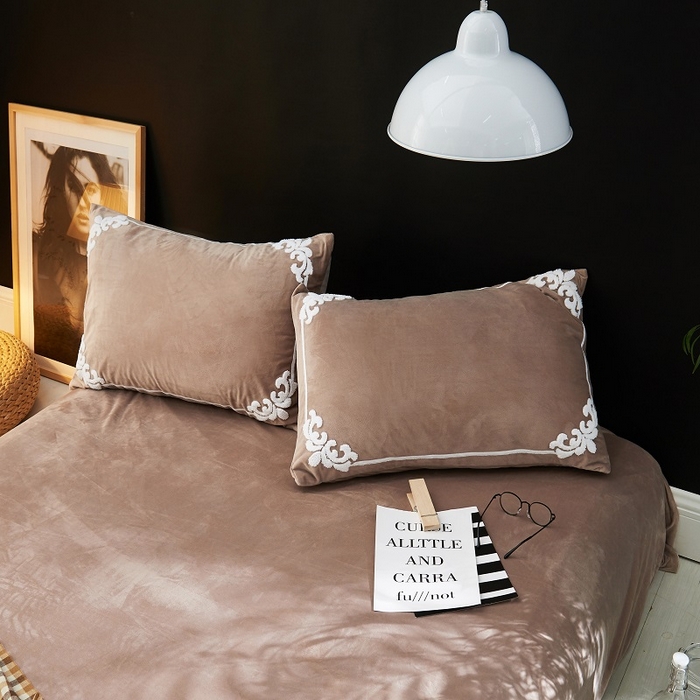 91家纺网 家纺一手货源 找家纺 （总）梵克保罗 2025秋冬新款高克重婴儿绒原创绣花工艺系列三件套四件套-花卉系列