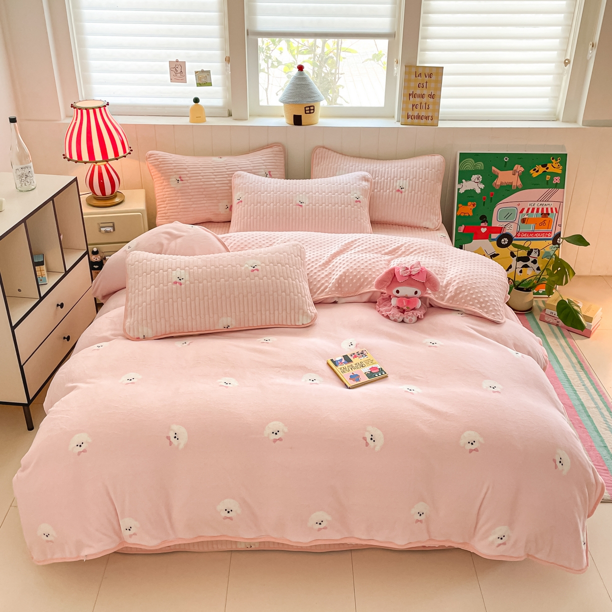 91家纺网 家纺一手货源 找家纺 贝扬思家纺 2025新款高克重牛奶绒豆豆被套床盖四件套-悦心系列 悦心-绒绒小狗粉