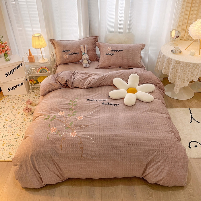 91家纺网 家纺一手货源 找家纺 梵克保罗 2025秋冬新款高克重婴儿绒原创绣花工艺系列三件套四件套-花卉系列 潘多拉-豆沙