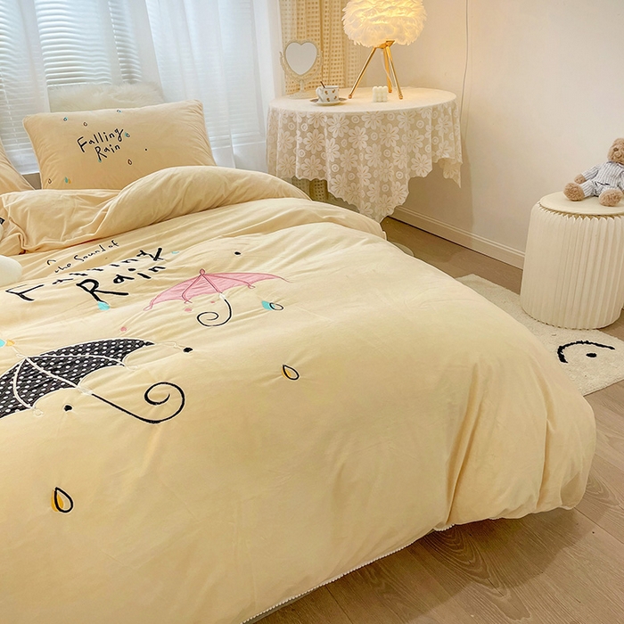 91家纺网 家纺一手货源 找家纺 梵克保罗 2025秋冬新款高克重婴儿绒原创绣花工艺系列三件套四件套-花卉系列 恋爱季节-米黄