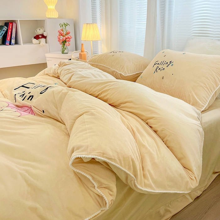 91家纺网 家纺一手货源 找家纺 梵克保罗 2025秋冬新款高克重婴儿绒原创绣花工艺系列三件套四件套-花卉系列 恋爱季节-米黄