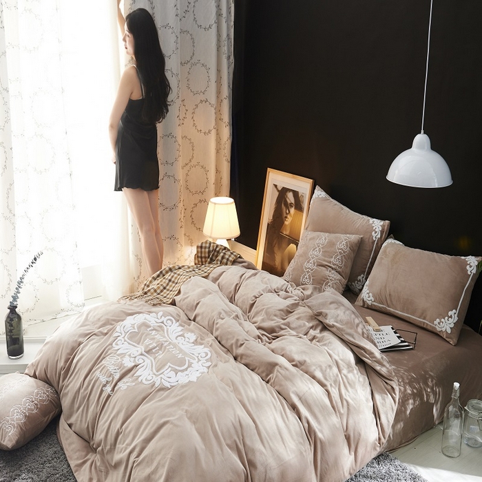 91家纺网 家纺一手货源 找家纺 梵克保罗 2025秋冬新款高克重婴儿绒原创绣花工艺系列三件套四件套-花卉系列 安妮-驼色