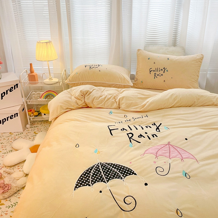 91家纺网 家纺一手货源 找家纺 梵克保罗 2025秋冬新款高克重婴儿绒原创绣花工艺系列三件套四件套-花卉系列 恋爱季节-米黄