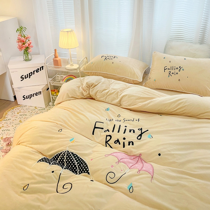 91家纺网 家纺一手货源 找家纺 梵克保罗 2025秋冬新款高克重婴儿绒原创绣花工艺系列三件套四件套-花卉系列 恋爱季节-米黄