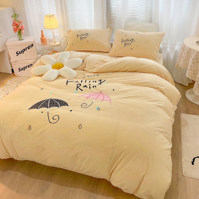 91家纺网 家纺一手货源 找家纺 梵克保罗 2025秋冬新款高克重婴儿绒原创绣花工艺系列三件套四件套-花卉系列 恋爱季节-米黄