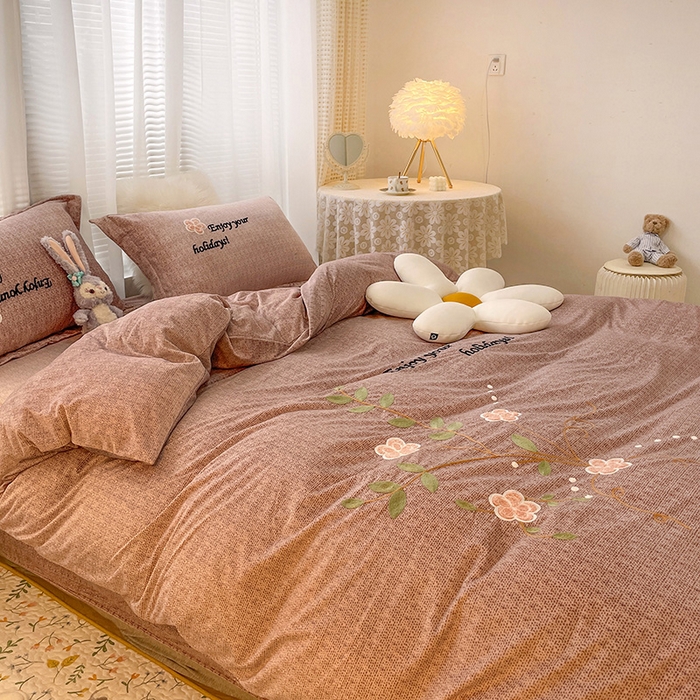 91家纺网 家纺一手货源 找家纺 梵克保罗 2025秋冬新款高克重婴儿绒原创绣花工艺系列三件套四件套-花卉系列 潘多拉-豆沙