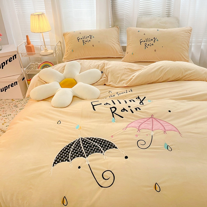 91家纺网 家纺一手货源 找家纺 梵克保罗 2025秋冬新款高克重婴儿绒原创绣花工艺系列三件套四件套-花卉系列 恋爱季节-米黄