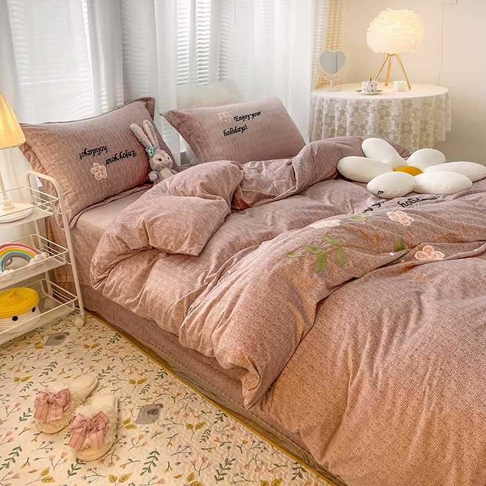 91家纺网 家纺一手货源 找家纺 梵克保罗 2025秋冬新款高克重婴儿绒原创绣花工艺系列三件套四件套-花卉系列 潘多拉-豆沙