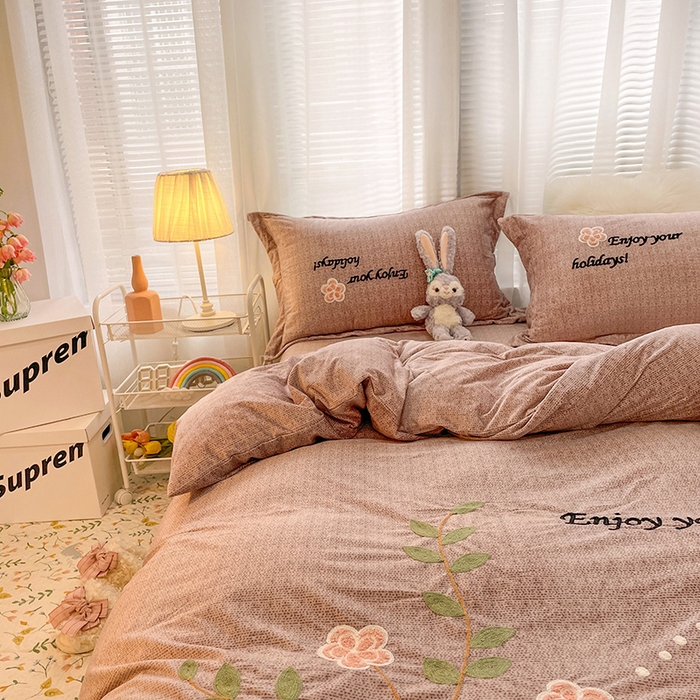 91家纺网 家纺一手货源 找家纺 梵克保罗 2025秋冬新款高克重婴儿绒原创绣花工艺系列三件套四件套-花卉系列 潘多拉-豆沙