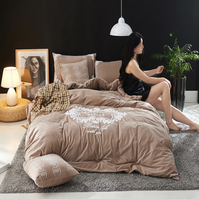 91家纺网 家纺一手货源 找家纺 （总）梵克保罗 2025秋冬新款高克重婴儿绒原创绣花工艺系列三件套四件套-花卉系列