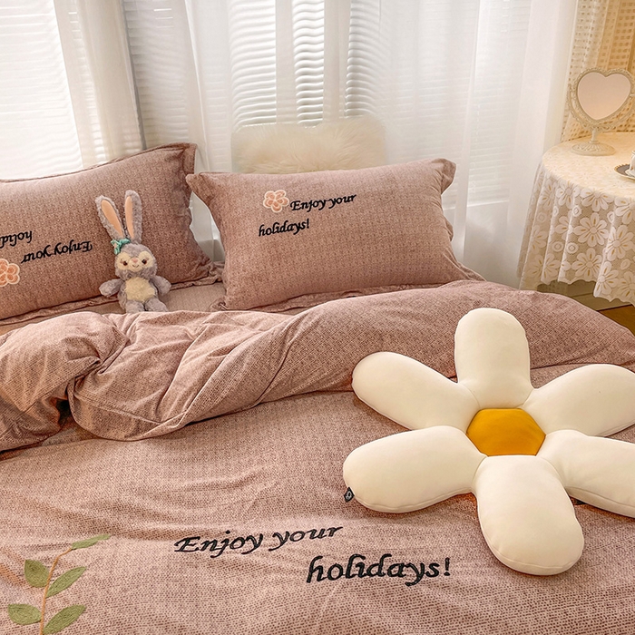 91家纺网 家纺一手货源 找家纺 梵克保罗 2025秋冬新款高克重婴儿绒原创绣花工艺系列三件套四件套-花卉系列 潘多拉-豆沙